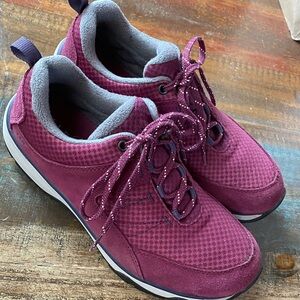 Women's Burgundy LLBean Tec 2.5 walking/hiking shoes. Like new.